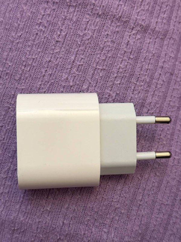 Белый зарядный адаптер