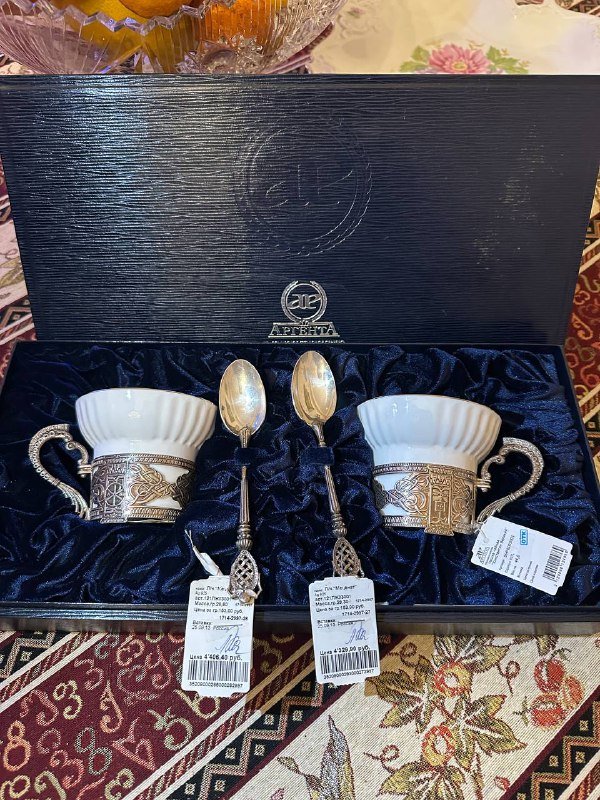 Фарфоровая чашка с серебряными элементами и 2 серебряные ложки