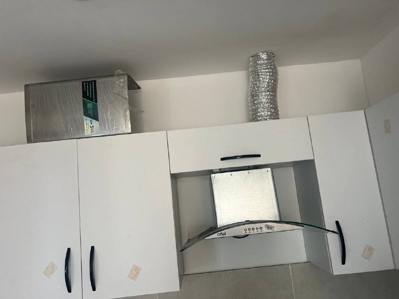 Кухонная раковина, вытяжка, стол под мрамор, кофейный столик, раковина и зеркало