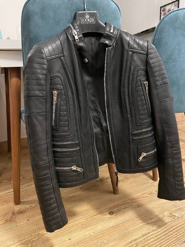 Черная кожаная приталенная куртка, размер XS