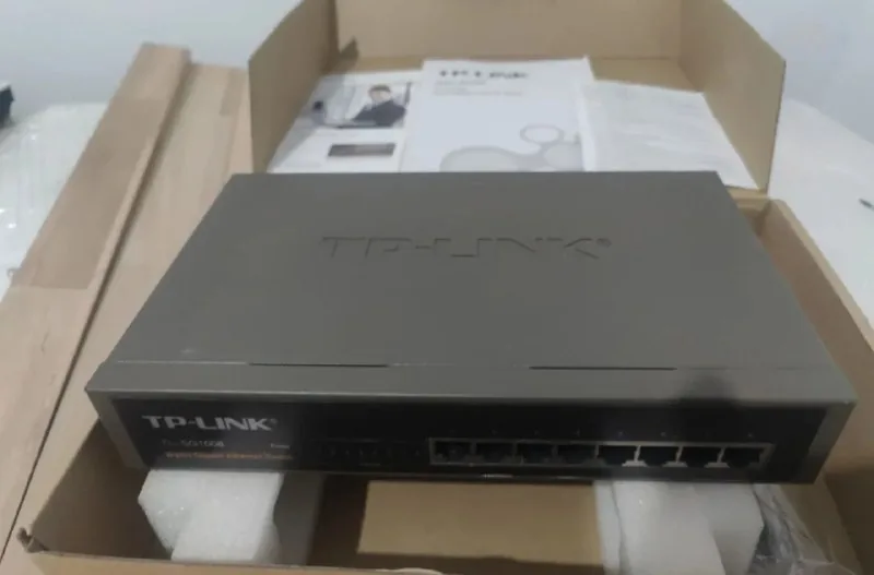 TP-LINK TL-SG1008 8-port gigabit ethernet switch 1