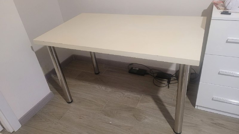 Светлый стол 73×126 см с регулируемыми ножками 2