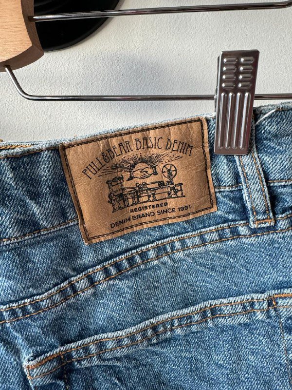 Джинсы Mango черные размер eur 36, Джинсы Zara светло-серые размер eur 36, Джинсовые шорты Pull & Bear размер eur 34, Джинсы Zara серые размер eur 36 4