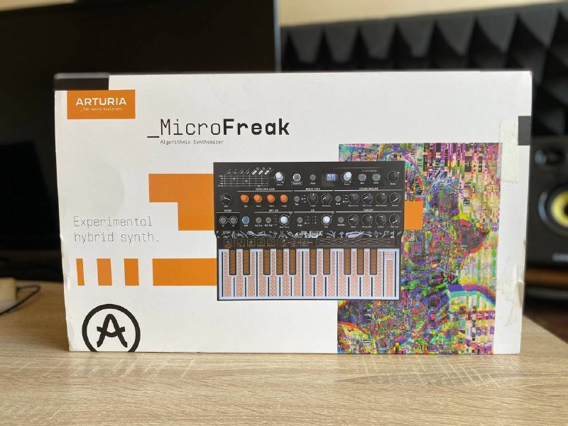 контроллер Novation Twitch, синтезатор Arturia Microfreak, контроллер Numark party mix 3