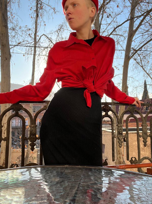 Кофта розовая, Рубашка в азиатском стиле, Рубашка красная, Плащ под змею, Полупрозрачная рубашка, Джинсы-кюлоты 4