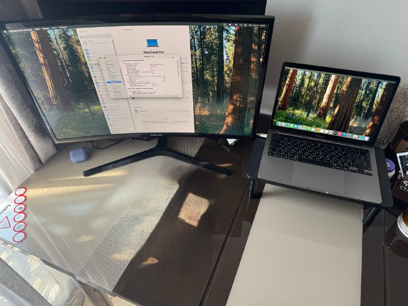 MacBook Pro, iPhone 16 Pro Max, Samsung монитор