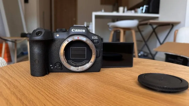 Canon EOS R7 фотоаппарат 1