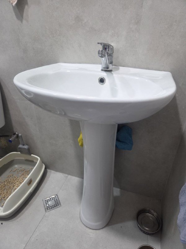 Раковина с ногой и смесителем 2