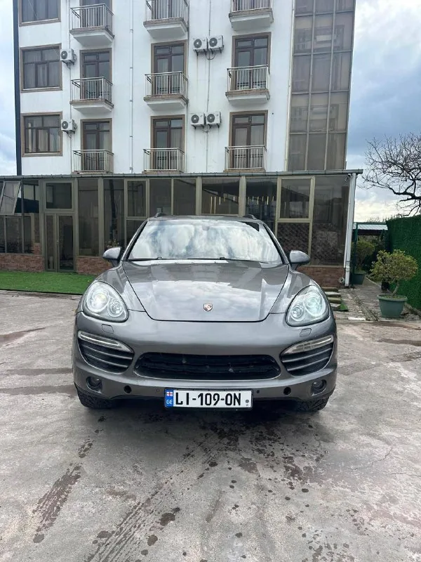Porsche Cayenne 2012 1