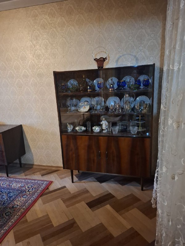 Диван, сервант, гардероб, стол со стульями, шкаф, ковер 5