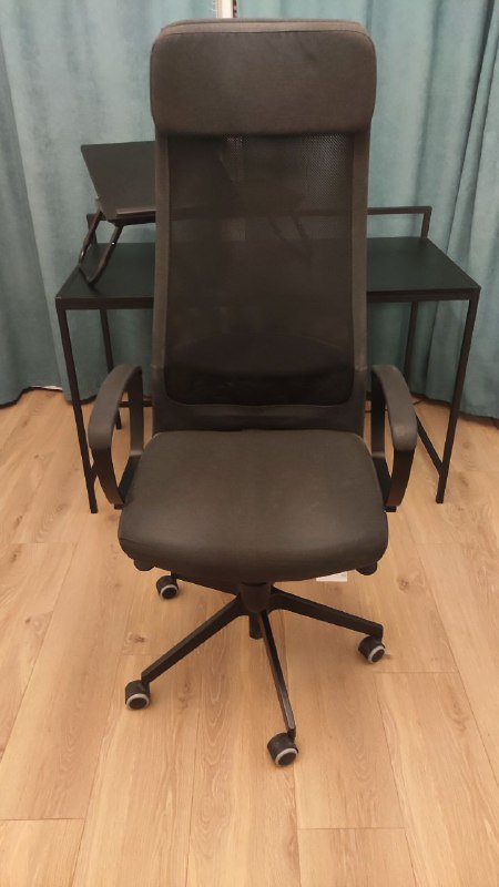 Офисные стулья IKEA MARKUS, Рабочие столы