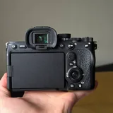 Камера Sony A7 IV с картой памяти и штативом 3
