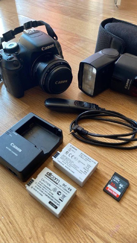 Фотоаппарат Canon 600D, вспышка, объектив, аккумулятор