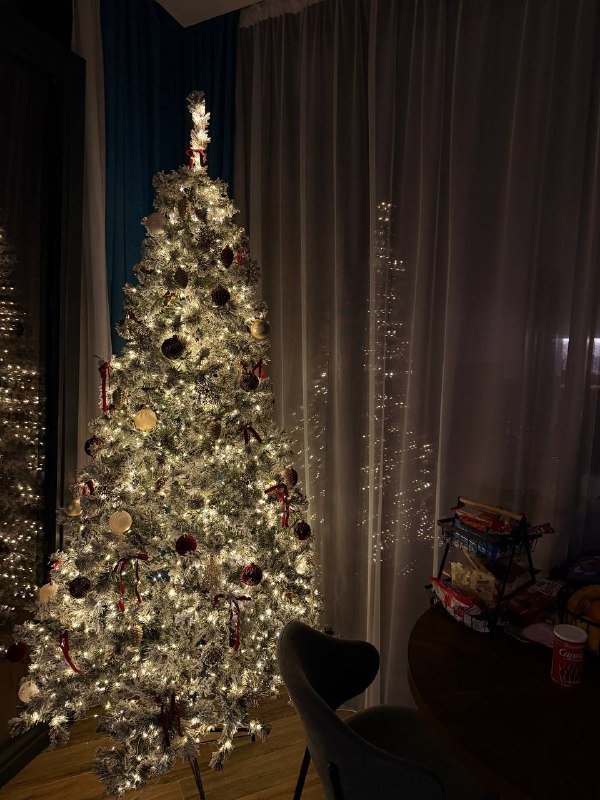 Искусственная елка 210 см с игрушками и гирляндой 2
