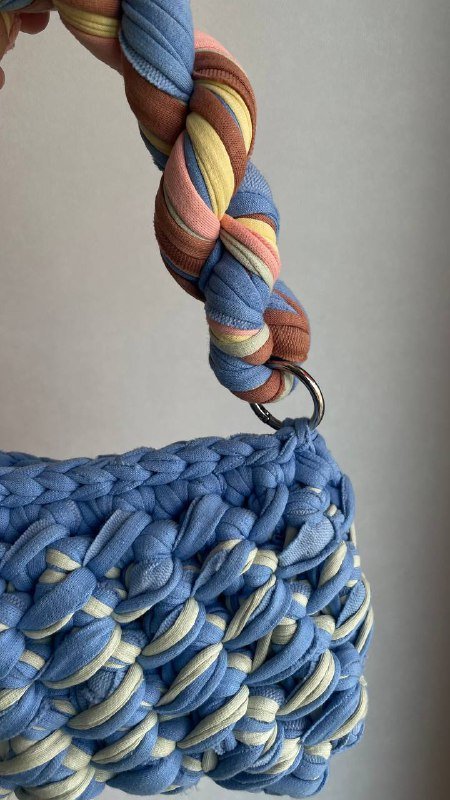 Вязаная сумка голубая с вкраплением желтого и коричневого 2