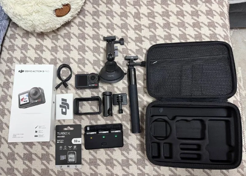 DJI Osmo Action 5 Pro Adventure Combo 1