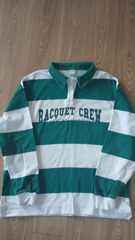 Серая рубашка, зеленая футболка с длинным рукавом 2