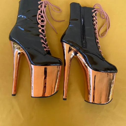 Стрипы Pleaser, наколенники Queen, защиты на стрипы