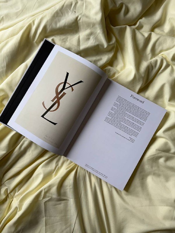 Книга, ящик для хранения, вязаный топ, шарф, пиджаки, брюки, юбка, пряжа