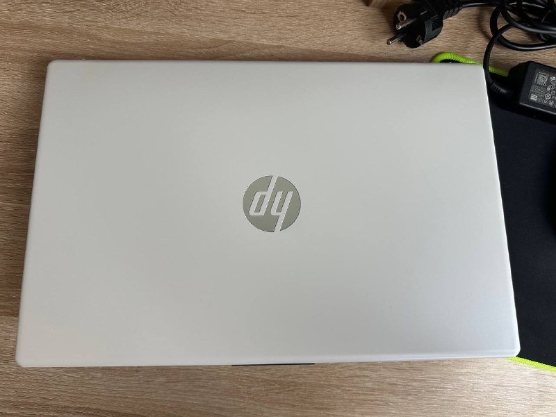 Ноутбук HP, офисное кресло, письменный стол