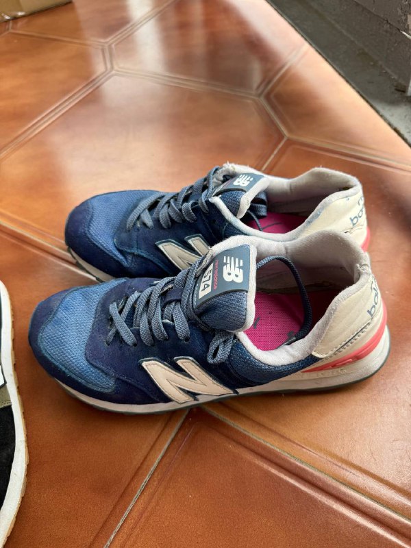 Кроссовки New Balance темные, синие и белые Reebok, ведро и горшок 2