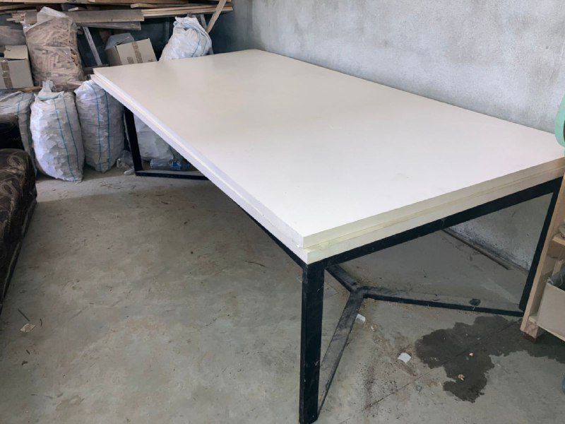 Офисный стол молочно-белый стальной каркас 2