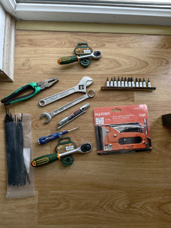 Ключ разводной, трещотки, набор шестигранников, степлер, стяжки, отвёртка, ключ на 17