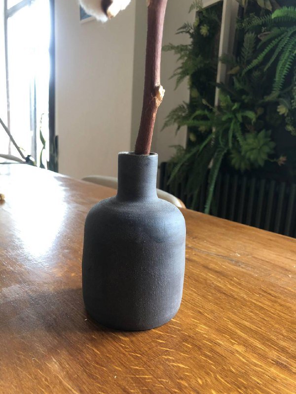 маленькая и высокая керамические вазы из чёрного шамота ручной работы 2