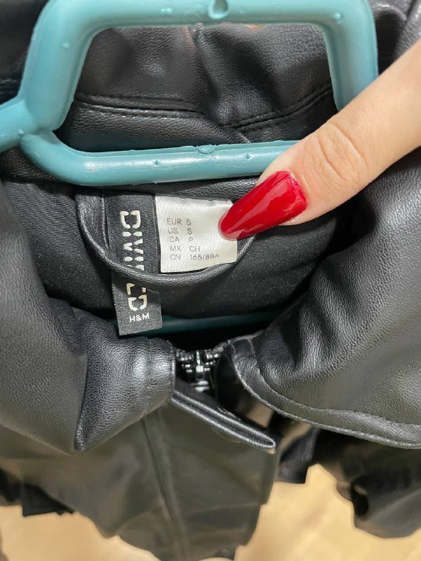 Красная куртка Bershka, черная куртка Divided H&M 5