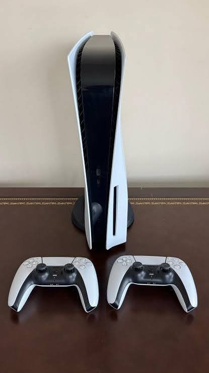 PlayStation 5 disc version с одним или двумя джойстиками