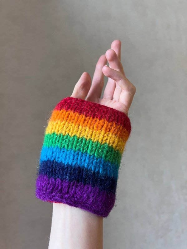 Вязаные напульсники в радужной расцветке 3