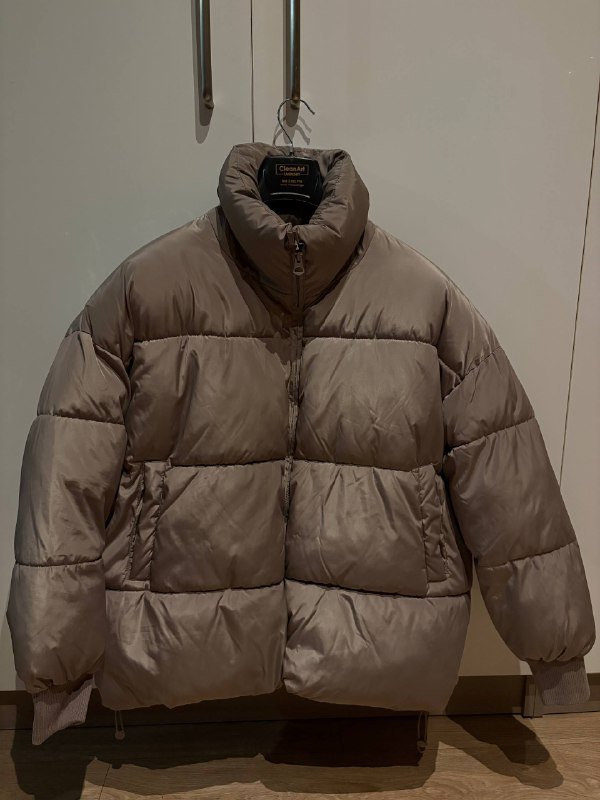 куртка бежевая, куртка черная, свитер молочный, пиджак черный, кеды converse