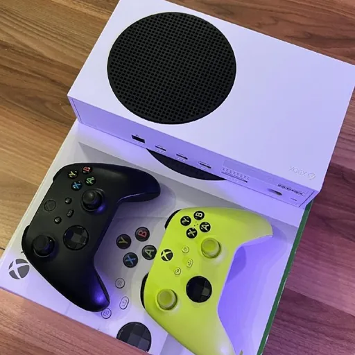 Xbox Series S, 2 геймпада, кабели, аккумуляторы