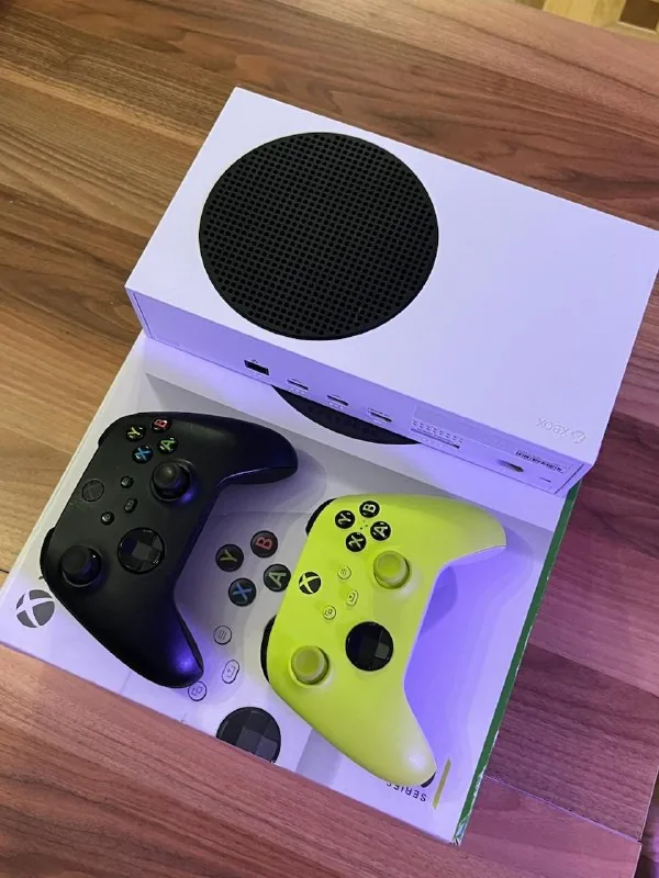 Xbox Series S, 2 геймпада, кабели, аккумуляторы