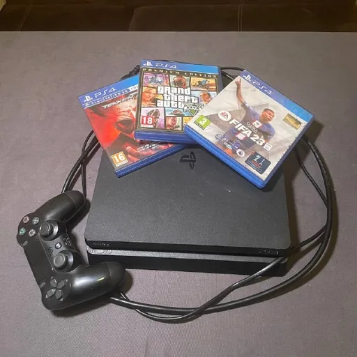 PlayStation 4 с играми и джойстиком