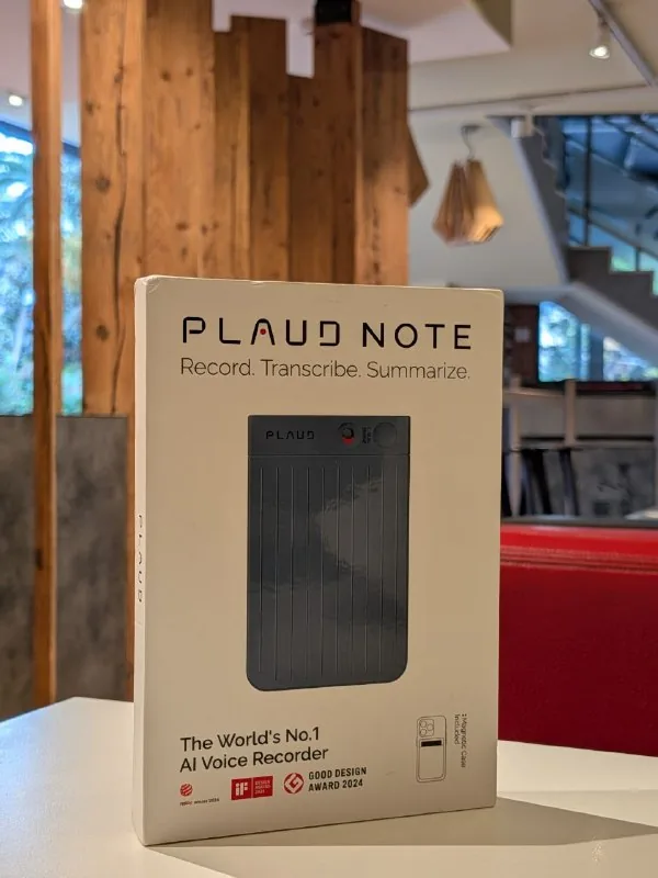 PLAUD NOTE AI-диктофон