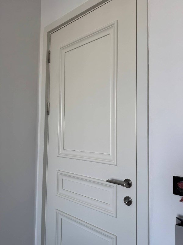 Межкомнатная дверь с рамой и ручками белая 2