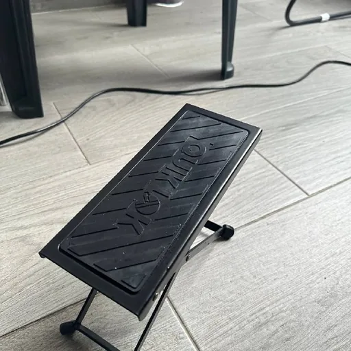 Guitar footrest