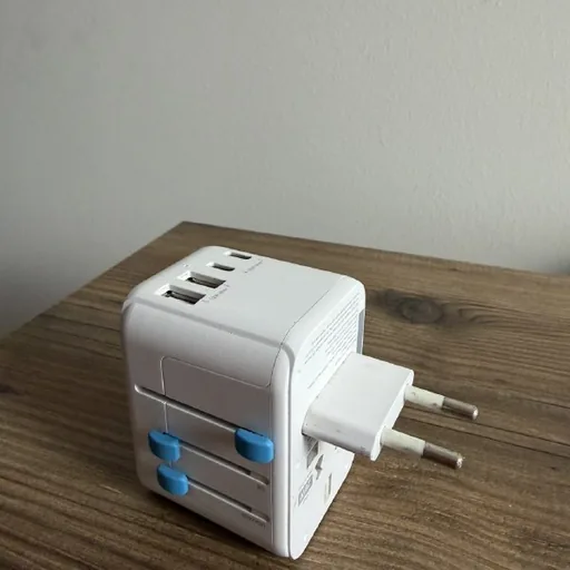 Универсальный адаптер для путешествий с USB