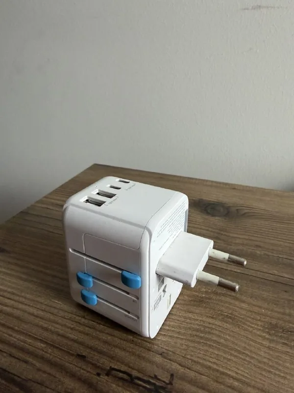 Универсальный адаптер для путешествий с USB