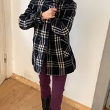 Лонгслив с бабочкой, юбка, пальто, фиолетовые скинни-джинсы 4