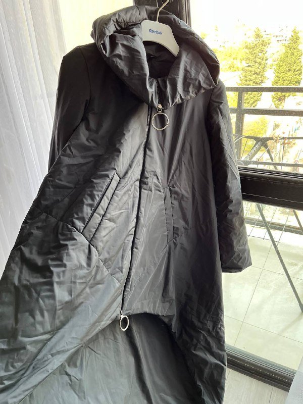 Женская куртка с капюшоном черная