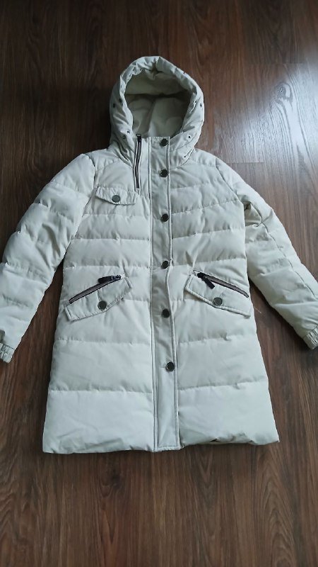 Белая и черная утепленные куртки