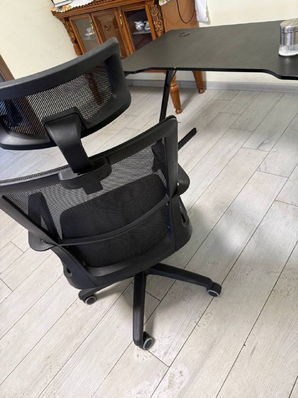 Стол, офисный стул, робот пылесос, подставка для ноутбука 7