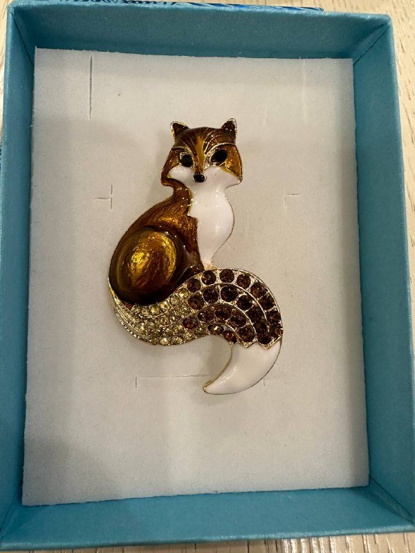 Брошки разного дизайна в коробочках