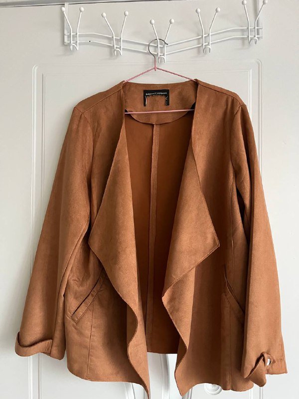 Джинсовые шорты, полосатый пиджак, коричневая накидка, серая майка, белая майка 7