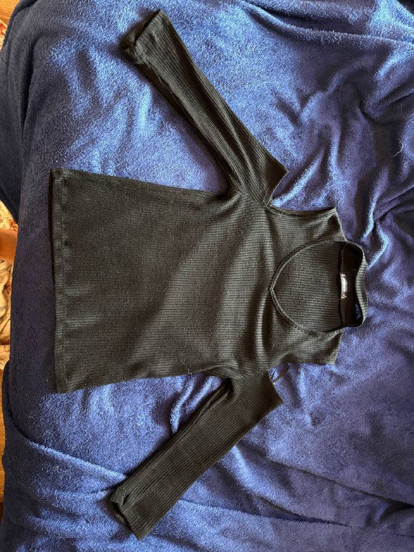 Синее платье, черная желетка, черная кофта, полоска юбка, белые шорты 3