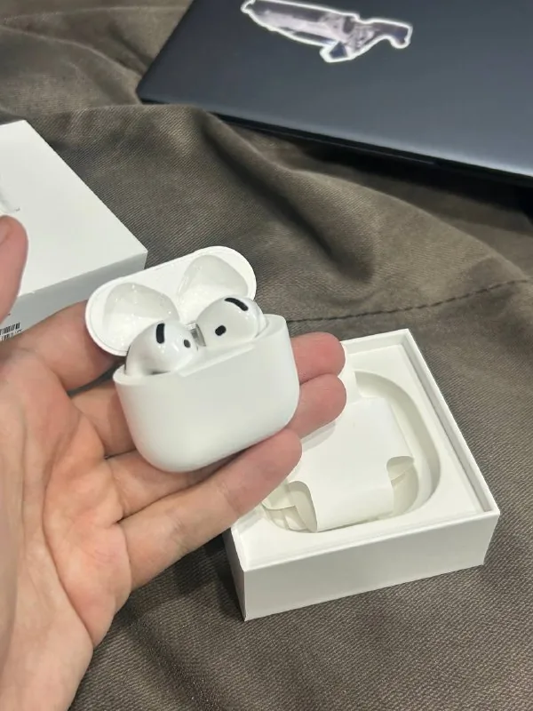 Apple AirPods 4 ANC 1