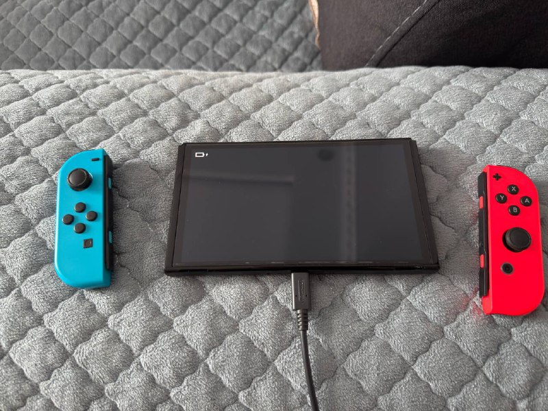 Nintendo Switch OLED, чехол, защитное стекло, 2 игры 2