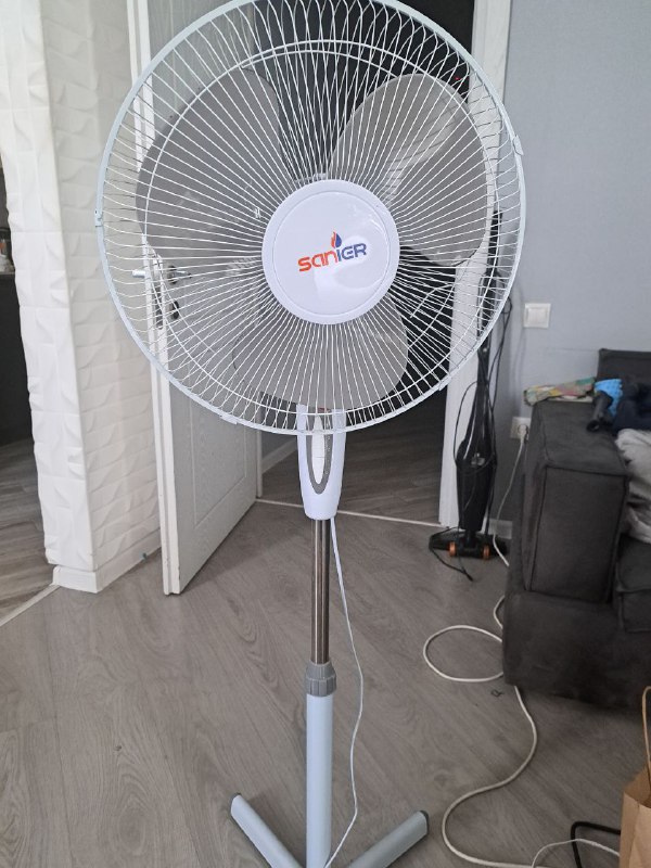 Стол 120х60, Напольный вентилятор Sanier, Ветродуйка ILITEK, Сушилка для одежды 2